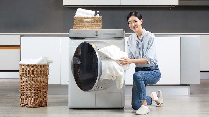 삼성전자 모델이 수원 삼성전자 디지털시티 프리미엄하우스에서 국내 최대 용량인 17kg 그랑데 건조기 AI 신제품을 소개하고 있다.