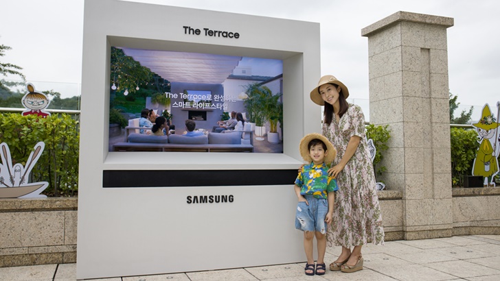 삼성전자 모델들이 서울신라호텔 야외 수영장 ‘어번 아일랜드’에 설치된 ‘더 테라스’를 선보이고 있다.