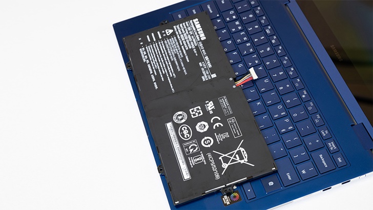 삼성전자 노트북 위에 올려진 배터리