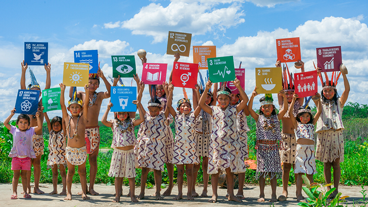 글로벌 앱 목표가 적힌 팻말을 들고 있는 아이들