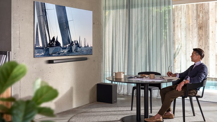 TV와 사운드바로 시청하고 있는 남자