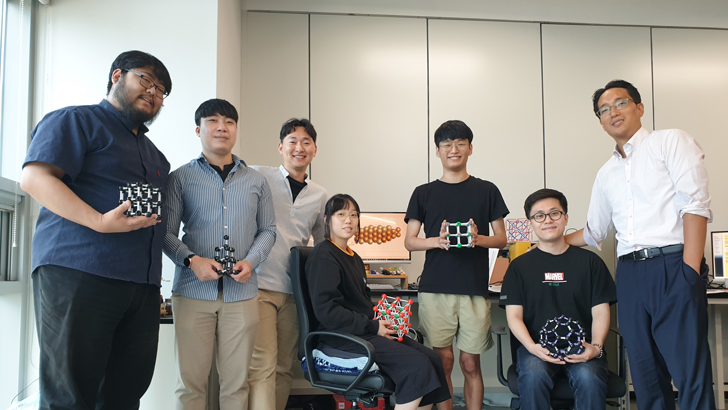 ▲이준희 교수(맨 오른쪽)와 연구팀