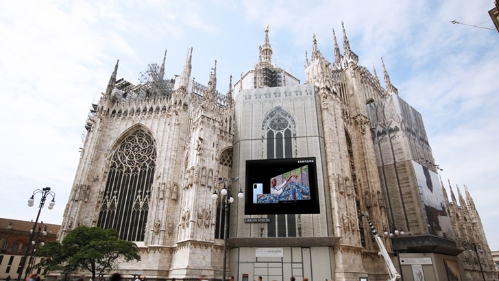 밀라노 두오모 성당에 설치된 삼성전자 대형 LED 사이니지 전경. 그 앞으로 사람들 지나가고 있는 모습