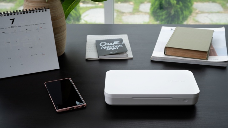 책상 위에 올려진 UV살균기