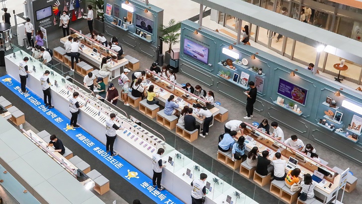 삼성전자가 지난 8일 오픈한 서울 영등포 타임스퀘어 '갤럭시 노트20 스튜디오' 전경. '갤럭시 노트20 스튜디오'에서는 체험 공간과 방역 공간으로 동선을 이원화해 2~30분마다 교차 운영하며 고객이 안심하고 체험할 수 있는 환경을 제공한다.