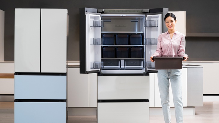 삼성전자 모델이 수원 삼성디지털시티 프리미엄하우스에서 프리미엄 김치냉장고 신제품 '비스포크 김치플러스'를 소개하고 있다.