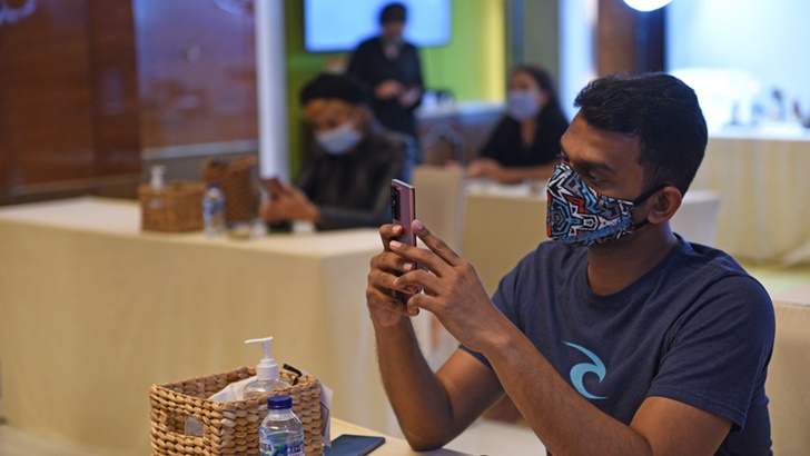 지난 8월 18일 인도네시아 자카르타에서 열린 '갤럭시 노트20' 출시 행사에 참석한 현지 기자들이 제품을 체험하고 있는 모습