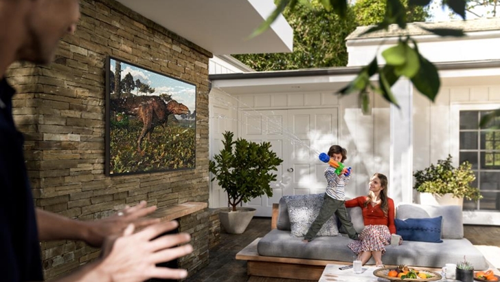 비욘드 TV를 시청하는 가족들의 모습