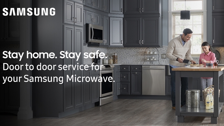 SAMSUNG 주방에서 요리를 하고 있는 아빠와 아이 사진 사진 위로 Stay home. Stay safe. Door to door service for your Samsung Microwave.라는 문구가 쓰여 있다.