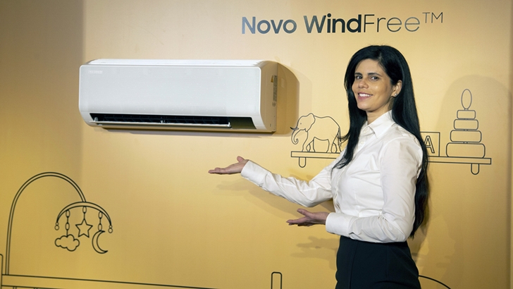 삼성전자 브라질 법인 직원이 무풍에어컨 신제품을 소개하고 있다.