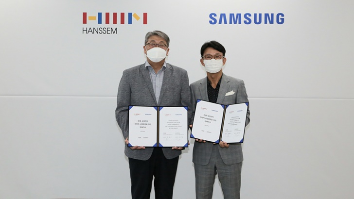 지난 4일 서울 상암동에 위치한 한샘 사옥에서 강봉구 삼성전자 한국총괄(오른쪽)과 강승수 한샘 회장(왼쪽)이 양사 간 공동사업 강화를 위한 업무협약을 체결했다. 삼성전자와 한샘은 이번 업무협약을 통해 ▲리모델링 사업 확대 ▲리테일 판매 연계를 위한 공동사업 발굴 ▲스마트홈 솔루션 구현 등 폭넓은 상호 협력 방안을 추진하기로 했다.