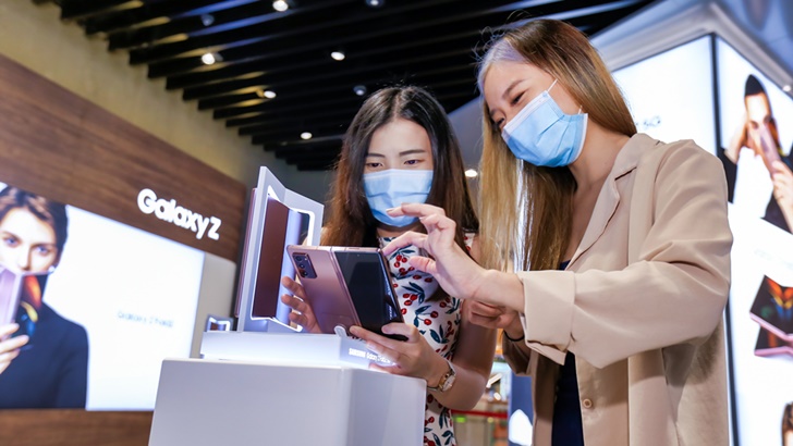 싱가포르의 유명 쇼핑센터 비보시티(ViVo City)에 위치한 삼성 익스피리언스 스토어(Samsung Experience Store)에서 현지 소비자들이 '갤럭시 Z 폴드2'를 체험하고 있는 모습