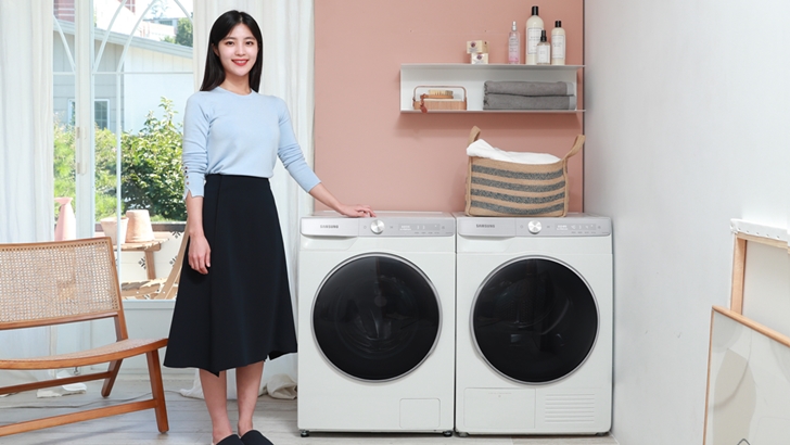 삼성전자 모델이 '그랑데 AI' 10kg 세탁기·9kg 건조기 신제품을 소개하고 있다.