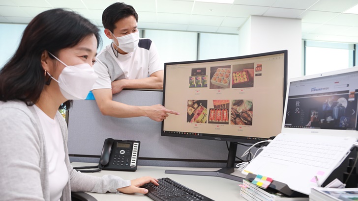 삼성전자 임직원들이 ‘추석 맞이 온라인 장터’에서 쇼핑을 하는 모습