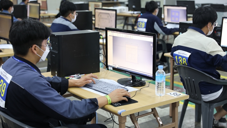 ‘제55회 전국기능경기대회’ 금형 직종 경기에 참가한 선수들이 경기 과제를 수행하고 있다.