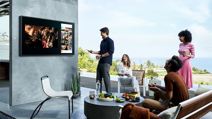 삼성 더 테라스 TV를 즐기고 있는 모습