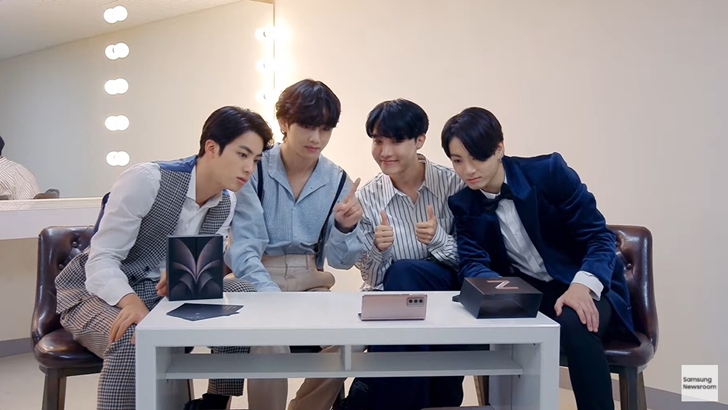 갤럭시 Z 폴드2 언박싱하는 BTS