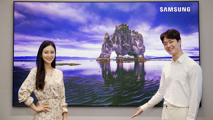 삼성전자 모델이 서울 논현동에 위치한 삼성디지털프라자 강남본점에서 프리미엄 가정용 프로젝터 ‘더 프리미어’를 선보이고 있다.