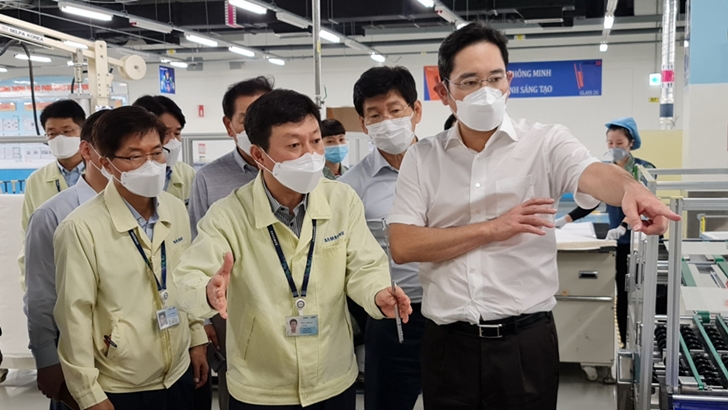 이재용 부회장이 20~21일 베트남 하노이 인근에 위치한 삼성 복합단지를 찾아 스마트폰 생산공장 등을 점검하는 모습