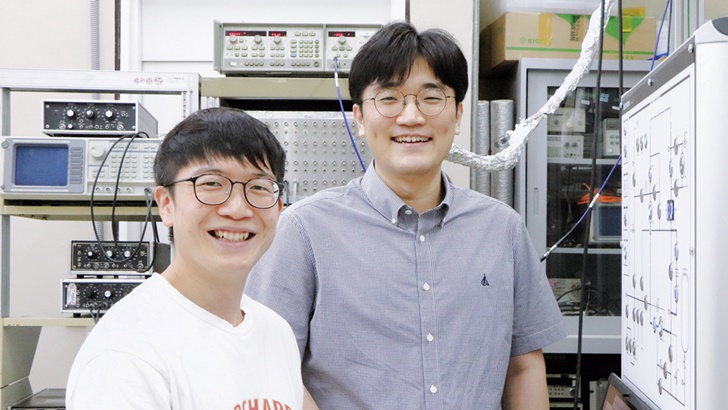 ▲ 마이크로파 세기를 기존 대비 약 10억 배 향상된 민감도로 검출할 수 있는 초고감도 검출기를 개발한 포스텍 물리학과 이길호 교수 연구팀. 정우찬 석박사 통합 과정 학생, 이길호 교수(사진 왼쪽부터)