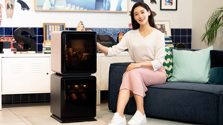 삼성전자 모델이 삼성디지털프라자 강남본점 5층에 위치한 라이프스타일 쇼룸 #ProjectPRISM에서 소비자의 취향에 따라 와인, 맥주, 화장품 등을 전문적으로 보관할 수 있는 맞춤형 소형 냉장고 ‘삼성 비스포크 큐브’ 를 소개하고 있다.