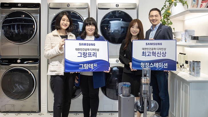 삼성전자 직원이 삼성디지털프라자 강남본점 5층에 위치한 라이프스타일 쇼룸 #ProjectPRISM에서 대한인간공학회가 주관하는 ‘2020년 인간공학디자인상'에서 최고상인 그랑프리(Grand Prix Award)에 선정된 그랑데 AI 세탁기·건조기와 최고혁신상(Best Innovation Award)에 선정된 자동 먼지 배출 시스템 '청정스테이션'을 소개하고 있다.