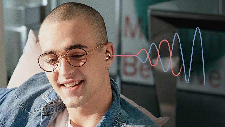 액티브 노이즈 캔슬링이 적용된 이어폰으로 노래를 듣는 남성