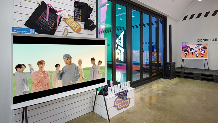 서울 가로수길에 위치한 방탄소년단 팝업스토어 ‘BTS POP-UP : MAP OF THE SOUL’ 현장. 삼성 ‘더 세리프’ 화면 안에 방탄소년단의 뮤직비디오가 흘러 나오고 있다.