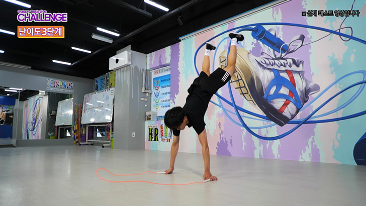 Galaxy Buds Live CHALLENGE 2편에서 갤럭시 버즈 라이브를 착용한 채로 줄넘기를 하고 있는 사람 *실제 테스트 영상입니다.