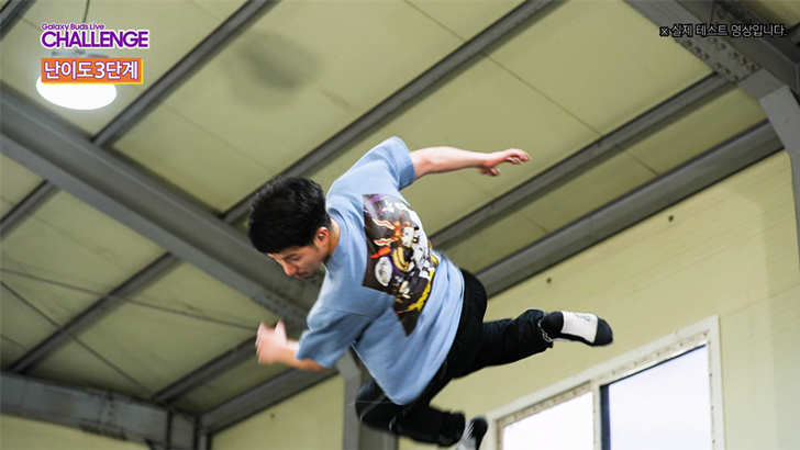 Galaxy Buds Live CHALLENGE 3편에서 갤럭시 버즈 라이브를 착용한 채로 트램펄린하고 있는 사람 *실제 테스트 영상입니다.