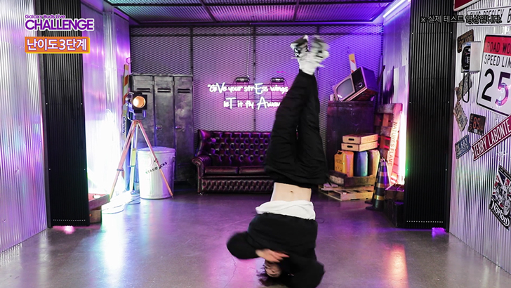 Galaxy Buds Live CHALLENGE 1편에서 비보이 난이도 3단계인 헤드스핀에 도전하고 있는 사람(갤럭시 버즈 라이브를 착용하고 있다)