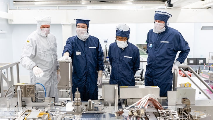 왼쪽부터 마틴 반 덴 브링크(Martin van den Brink) ASML CTO, 이재용 삼성전자 부회장, 김기남 삼성전자 DS부문장 부회장, 피터 버닝크(Peter Wennink) ASML CEO