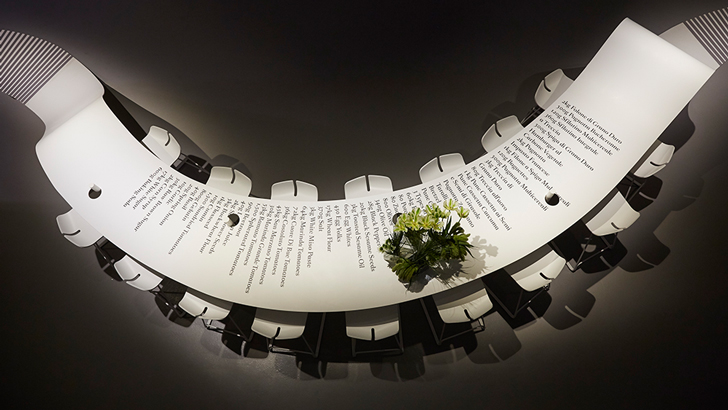 삼성전자의 가전 전시 작품 ‘24시간 주방(24hr. Kitchen)’. 리본 형태의 테이블이 길게 늘어져 있다.