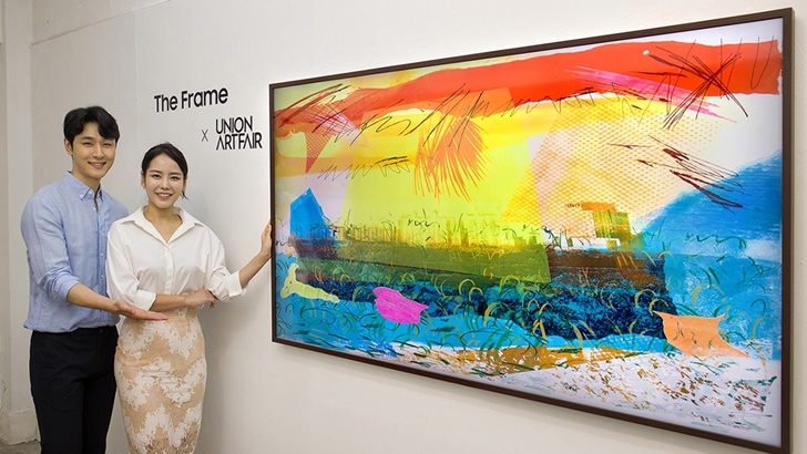 삼성전자 모델이 서울 문래동에 위치한 스페이스엑스엑스에서 더 프레임을 통해 신진 작가들의 작품을 소개하고 있다.