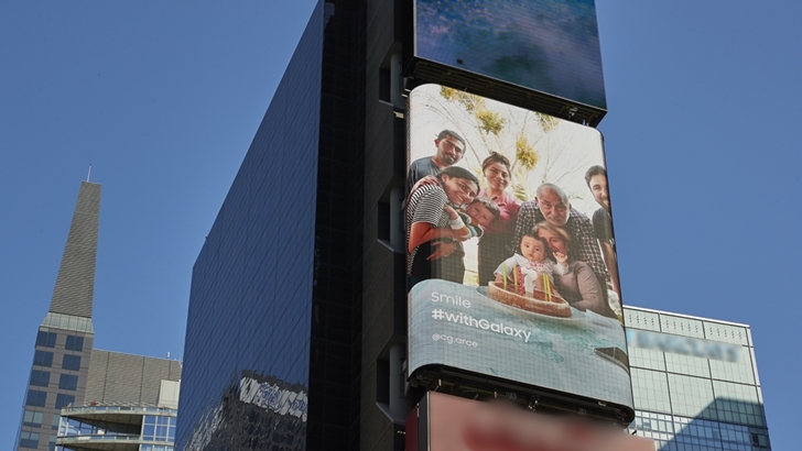 미국 타임스퀘어에 설치된 스마일 캠페인 smile #withgalaxy @cg.arce