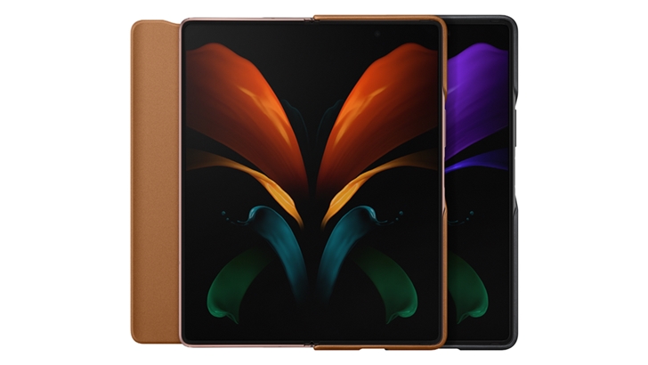브론즈 색상의 갤럭시 Z 폴드2 5G에 레더 플립 커버가 적용된 모습