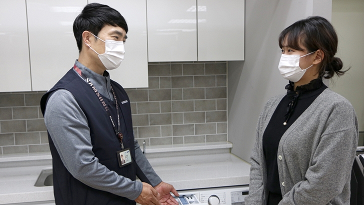 출장 점검 서비스를 진행하는 모습