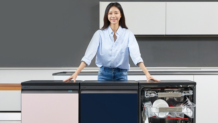 비스포크 식기세척기를 소개하고 있는 모습