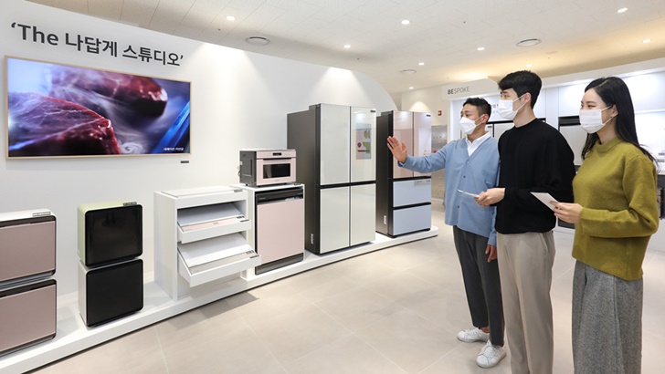 나답게 스튜디오를 살펴보고 있다.