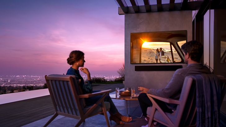 어두운 밤, 더 테라스로 TV를 보고 있는 부부