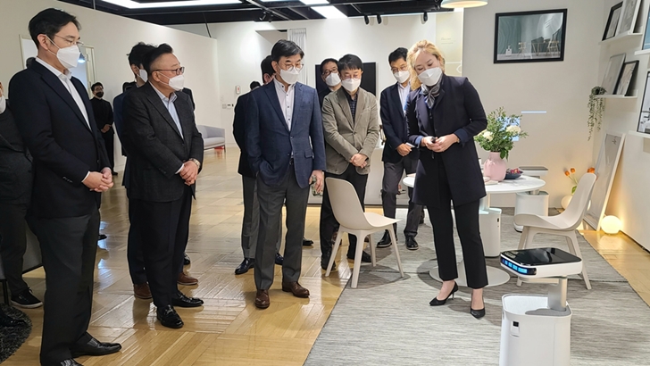 이재용 삼성전자 부회장(왼쪽에서 두번째)이 차세대 모바일 관련 디자인을 살펴보고 있는 모습