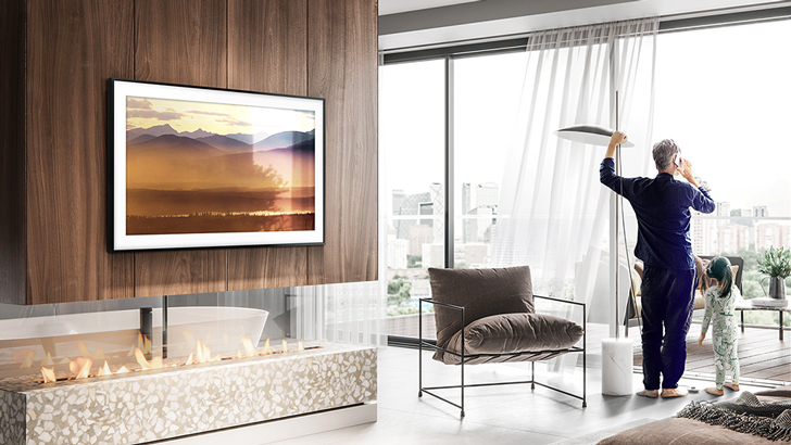 더 프레임이 있는 집에서의 딸과 아빠 모습