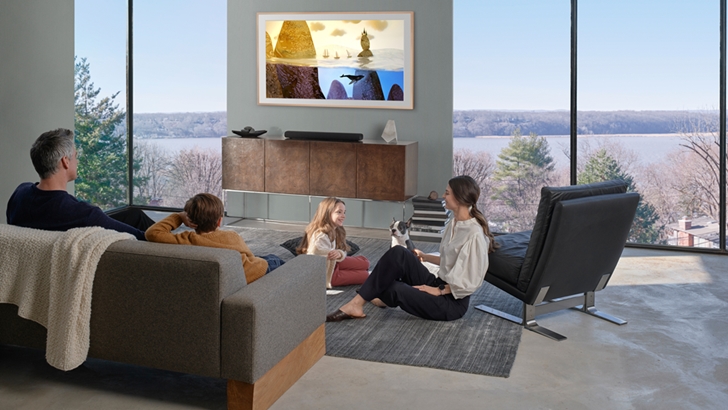 엣시 컬렉션으로 꾸며진 더 프레임 TV를 보고 있는 가족의 모습