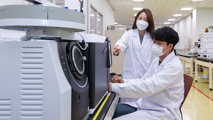 연구원들이 GC/MS 장비를 활용해 유해물질을 분석하고 있다.