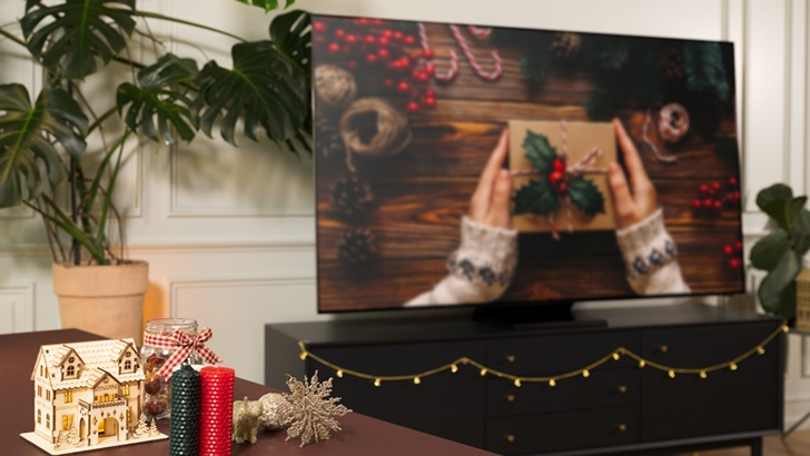 거실 중앙에 설치된 qled 8k tv