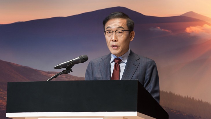 4일 온라인으로 개최된 '2021년 시무식'에서 김기남 대표이사 부회장이 신년사를 하고 있다.