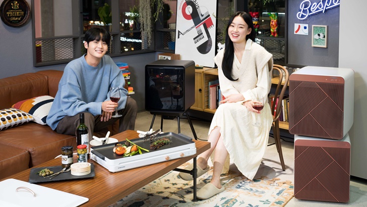 삼성전자 모델이 삼성디지털프라자 강남본점 5층에 위치한 라이프스타일 쇼룸 #ProjectPRISM에서 밀레니얼 소비자를 위한 ‘취향가전’을 소개하고 있다. 취향가전은 홈파티·홈캠핑·홈짐 등 집 안에서 이뤄지는 다양한 활동을 개인의 취향에 맞게 최적화시켜주는 제품들이다.