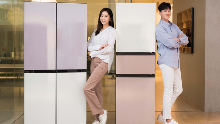 삼성전자 모델이 수원 삼성전자 디지털시티 프리미엄하우스에서 비스포크(BESPOKE) 냉장고를 소개하고 있다.