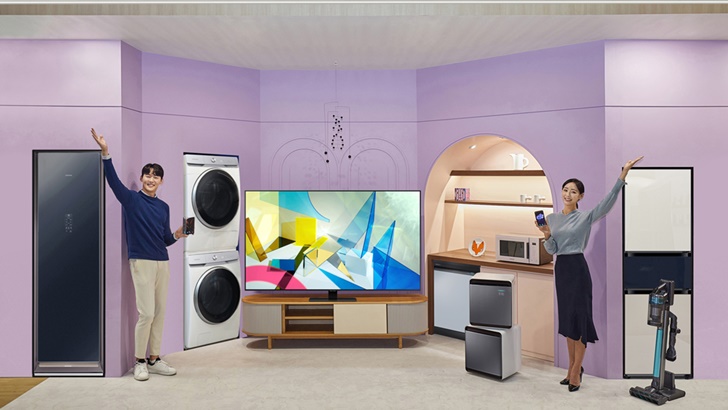 삼성전자가 내년 1월 1일부터 31일까지 ‘삼성전자 세일 페스타’를 실시한다. 삼성전자 모델이 서울 삼성동 코엑스 한국전자전 삼성전자 전시관에서 ‘삼성전자 세일 페스타’를 소개하고 있다.