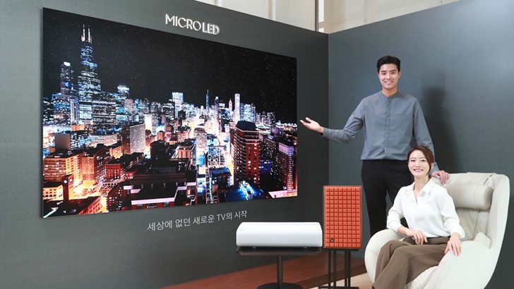 삼성전자 모델이 서울 논현동 디지털프라자 강남본점에서 마이크로 LED TV와 사전 예약 혜택을 소개하고 있다.